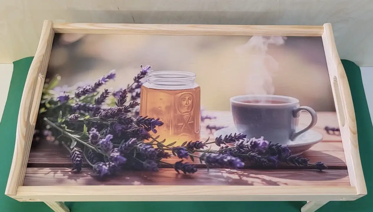 PIKUSA — pusryčių padėklas su levandų ir medaus motyvu